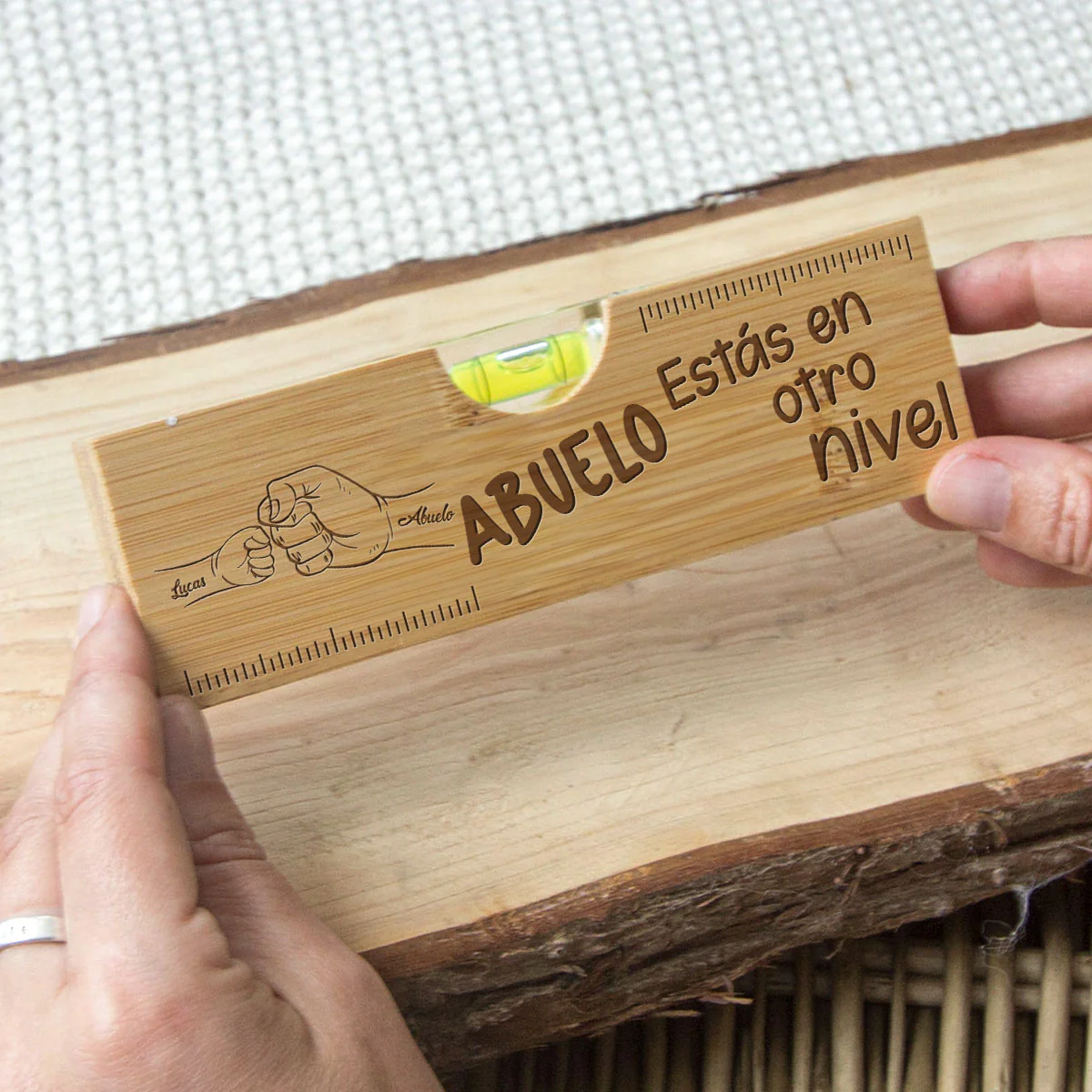 Choque de Puños con Papá - Abridor de Botellas de Madera Personalizado con Grabado y Nivel - Image 2